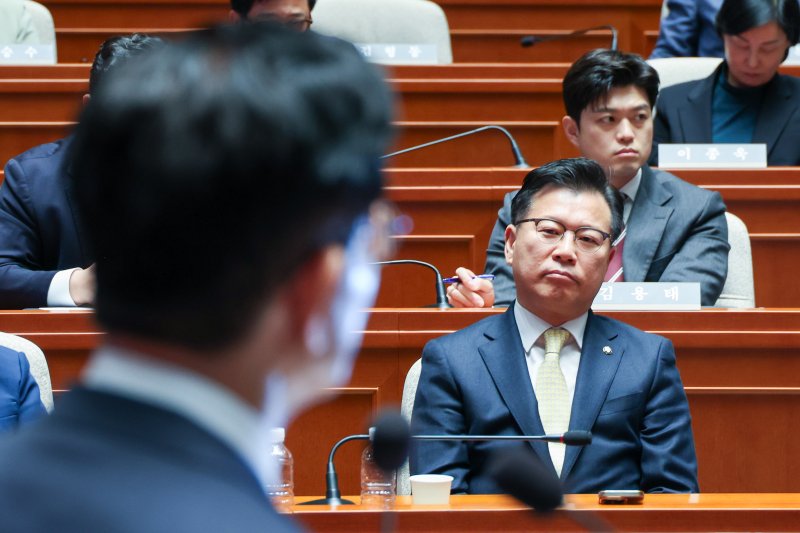 김문수 국민의힘 대통령 후보가 9일 서울 여의도 국회에서 열린 의원총회에서 "선거 업무를 원활하게 하기 위해 총괄선대본부장을 맡았던 장동혁 의원을 사무총장으로 지명했다"고 밝히자 이양수 사무총장이 이를 듣고 있다. 2025.5.9/뉴스1 ⓒ News1 안은나 기자