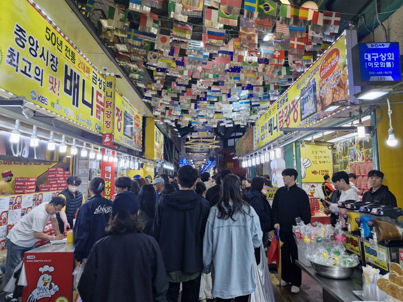 5월 첫째주부터 시작된 가정의 달 황금연휴에 수많은 관광객들이 강릉 중앙시장을 찾았다. 강릉시 제공