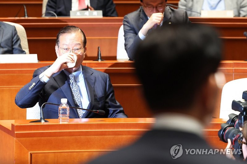 김문수 '작심발언' 들으며 굳은 표정 짓는 권영세 (출처=연합뉴스)