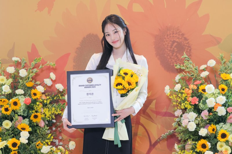 한지은 '가장 영향력 있는 女배우' 수상…"더 멋진 배우로 나아갈 것"
