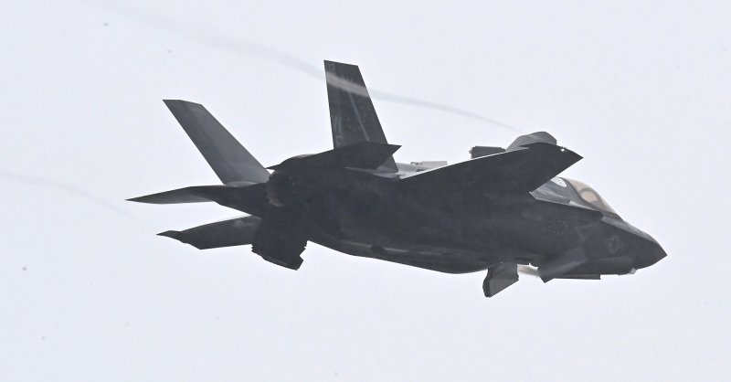 2025 오산 에어파워데이 미디어데이 행사가 열린 지난 5월 9일 경기 평택시 주한미군 오산공군기지 상공에서 미군 F-35B 전투기가 시범비행을 하고 있다. 뉴시스