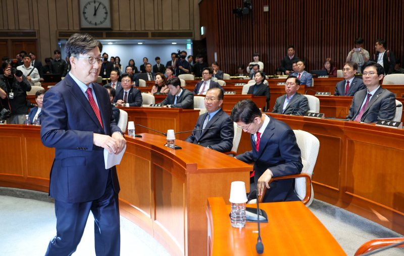 권성동 국민의힘 원내대표가 9일 서울 여의도 국회에서 열린 의원총회에서 인사말을 마친 후 자리로 향하고 있다. 오른쪽은 김문수 대통령 후보. 2025.5.9/뉴스1 ⓒ News1 안은나 기자