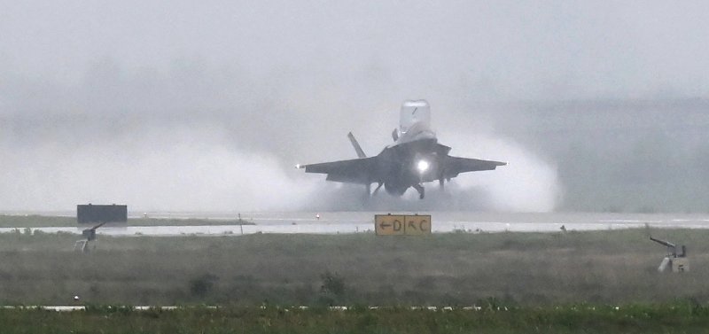 2025 오산 에어파워데이 미디어데이 행사가 열린 지난 5월 9일 경기 평택시 주한미군 오산공군기지에서 미군 F-35B 전투기가 물보라를 일으키며 이륙하고 있다. 뉴시스