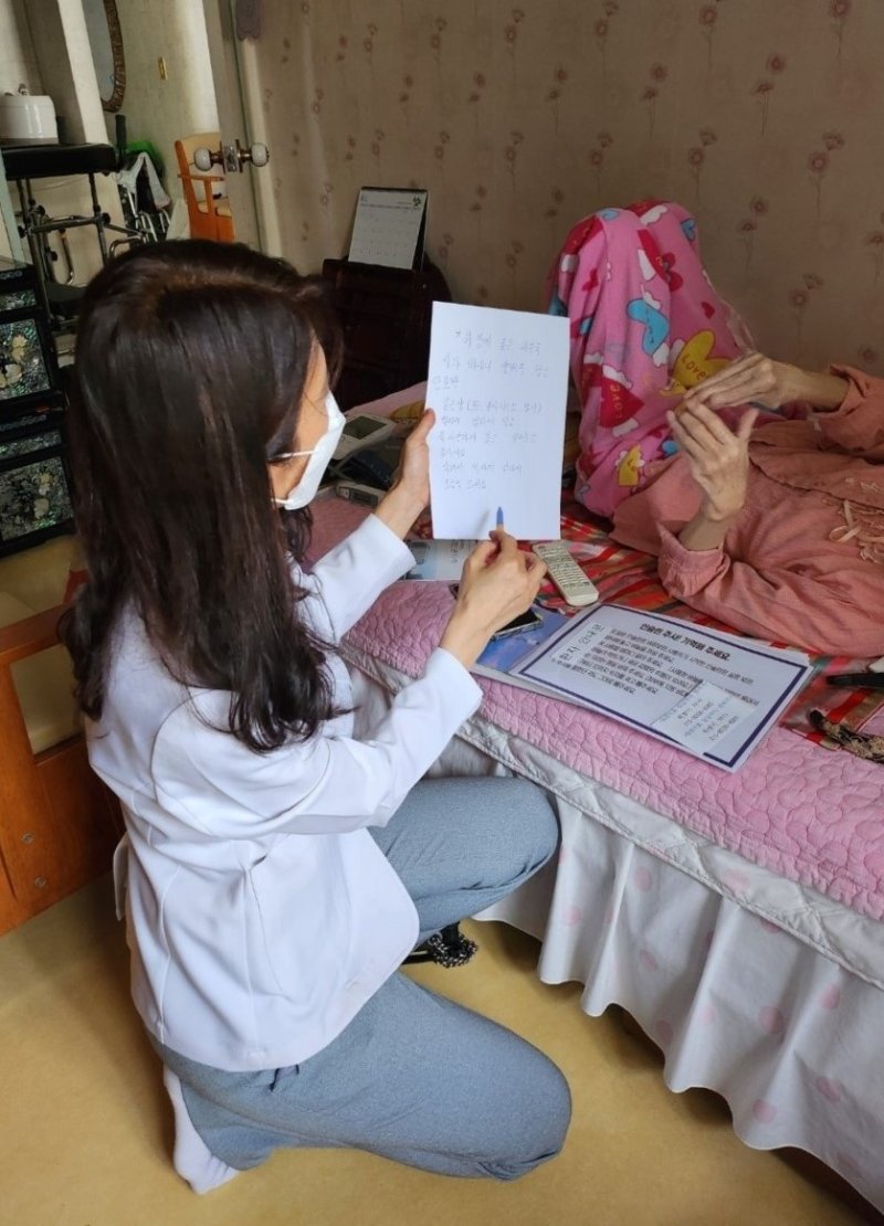 [광명=뉴시스]광명시약사회 소속 전문약사가 약물을 복용하는 치매환자의 가정을 방문해 복용 중인 약물을 살피고 먹는 방법을 설명하고 있다.(사진=광명시 제공)2025.05.09.photo@newsis.com