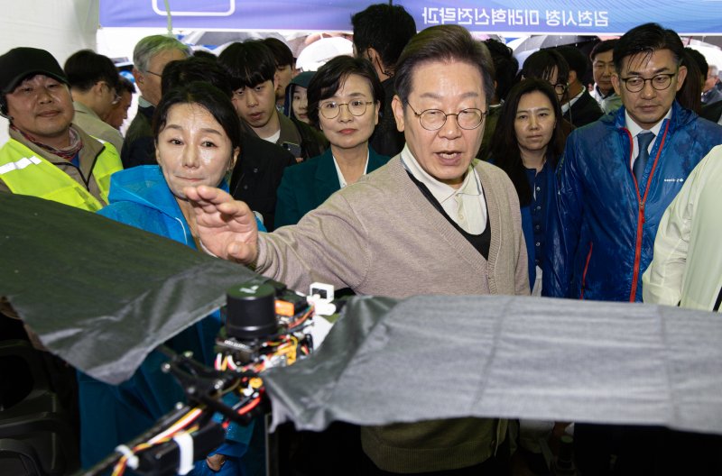 3차 경청투어에 나선 이재명 더불어민주당 대통령 후보가 9일 오후 경북 김천시 김천실내체육관 일대에서 열린 제63회 경북도민체육대회에 마련된 4차산업 체험관을 찾아 드론을 살펴보고 있다. 2025.5.9/뉴스1 ⓒ News1 이재명 기자