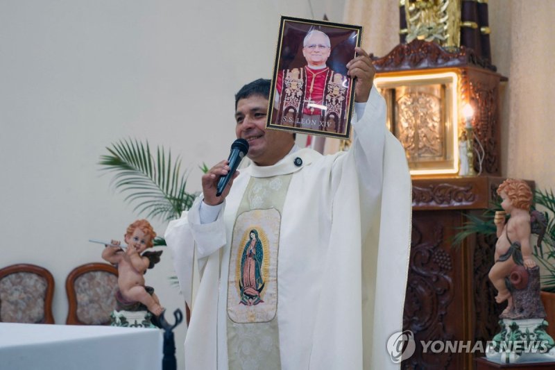 레오14세 교황 선출 기뻐하는 아우구스티노 수도회 사제 (출처=연합뉴스)