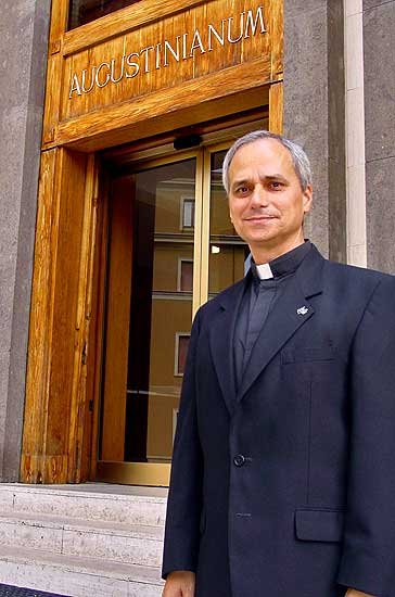 성 아우구스티노회 수도회 총장 시절의 레오 14세 교황 (출처=연합뉴스)