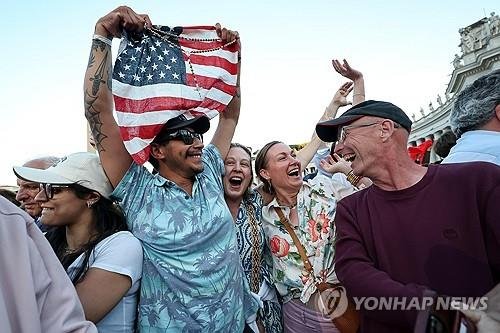 새 교황 선출에 기뻐하는 사람들 (출처=연합뉴스)