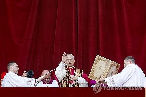 신자들 첫 대면한 레오 14세 (출처=연합뉴스)