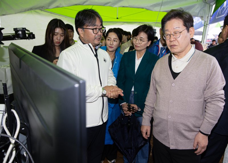 3차 경청투어에 나선 이재명 더불어민주당 대통령 후보가 9일 오후 경북 김천시 김천실내체육관 일대에서 열린 제63회 경북도민체육대회에 마련된 4차산업 체험관을 찾아 관계자에게 드론 관련 설명을 듣고 있다. 2025.5.9/뉴스1 ⓒ News1 이재명 기자