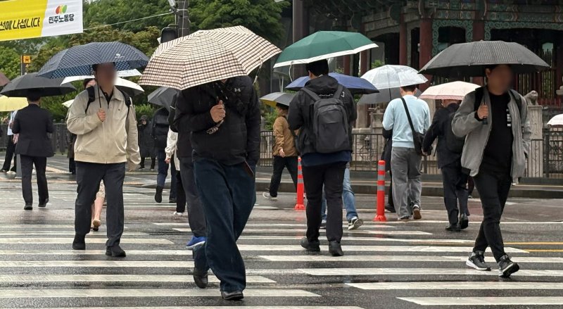[서울=뉴시스] 신유림 기자 = 봄비가 내린 9일 오전 서울 중구 세종대로 사거리에서 출근길에 오른 시민들이 발걸음 옮기고 있다. 2025.05.09. spicy@newsis.com