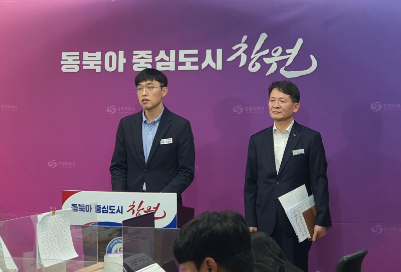 [창원=뉴시스] 강경국 기자 = 이성민 경남 창원시 문화관광체육국장이 9일 창원NC파크 마산구장 재개장과 관련해 기자회견을 열고 있다. 2025.05.09. kgkang@newsis.com