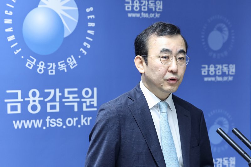 이세훈 금융감독원 수석부원장이 25일 오전 서울 영등포구 여의도 금감원에서 기업은행에서 발생한 882억원 규모의 부당 대출 건에 대한 검사 결과 브리핑을 하고 있다. 2025.3.25/뉴스1 ⓒ News1 민경석 기자