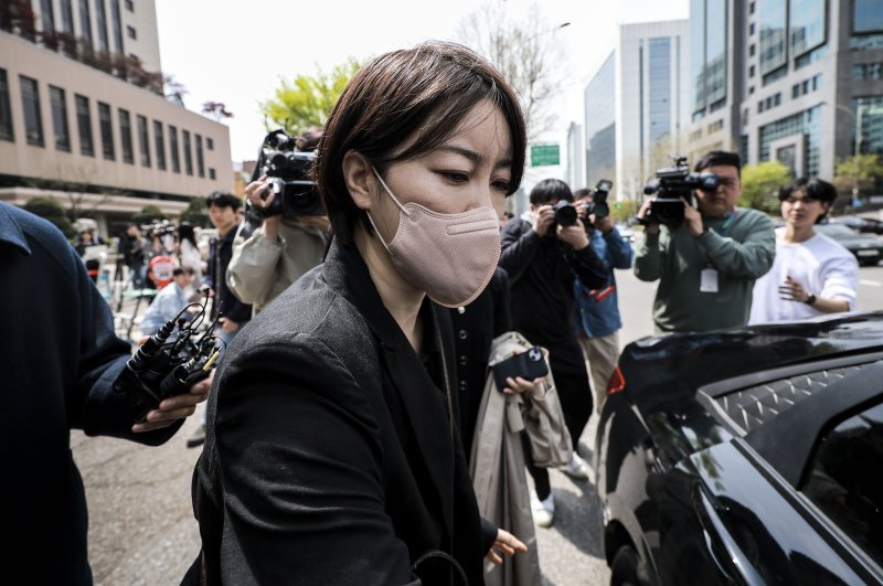 [서울=뉴시스] 정병혁 기자 =검찰이 문재인 전 대통령을 뇌물 혐의로 기소하면서 문 전 대통령이 딸 다혜씨 부부에게 직접 이상직 전 의원의 자금지원 계획을 전달했다는 내용을 공소장에 적시한 것으로 드러났다. 사진은 문다혜 씨가 17일 서울 마포구 서울서부지방법원에서 열린 1심 선고기일을 마친 뒤 법원을 나와 차량에 탑승하는 모습.2025.04.17. jhope@newsis.com