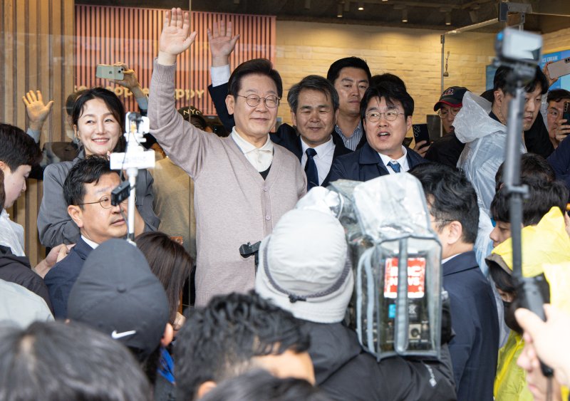 3차 경청투어에 나선 이재명 더불어민주당 대통령 후보가 9일 오후 경북 칠곡군의 한 거리를 찾아 연설을 하고 있다. 2025.5.9/뉴스1 ⓒ News1 이재명 기자