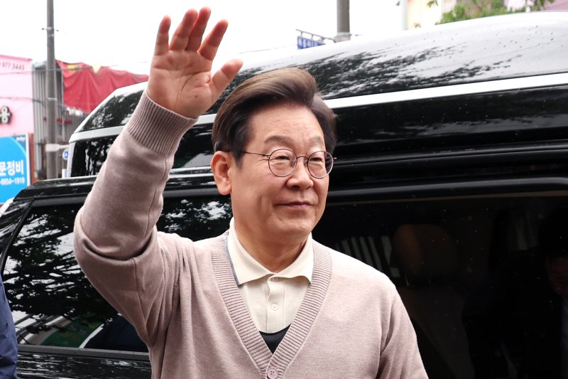 [칠곡=뉴시스] 조성우 기자 = 민심을 청취하는 '경청 투어'에 나선 이재명 더불어민주당 대선후보가 9일 경북 칠곡군 석적읍 인근에서 주민들에게 인사하고 있다. 2025.05.09. xconfind@newsis.com