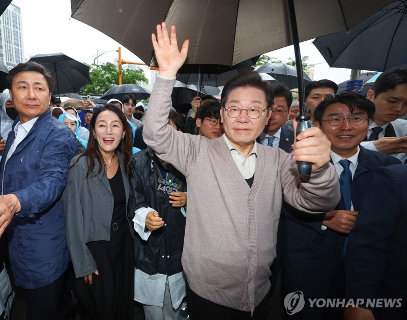 경주 골목골목 경청투어 나선 이재명 후보 (출처=연합뉴스)