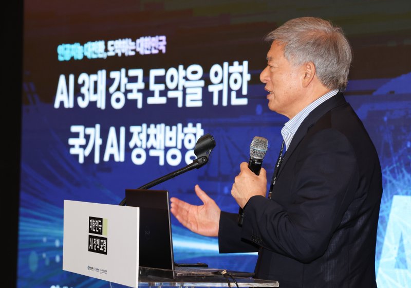 염재호 태재대 총장 겸 국가인공지능위원회 부위원장이 9일 서울 중구 롯데호텔 에서 열린 대한민국 AI정책 포럼에서 AI 3대 강국 도약을 위한 국가 AI 정책방향을 주제로 기조연설을 하고 있다. 2025.5.9/뉴스1 ⓒ News1 허경 기자