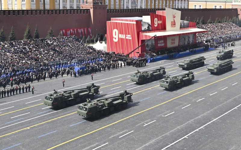 러시아의 2S43 말바 자주곡사포대가 9일(현지 시간) 러시아 모스크바 붉은광장에서 열린 제2차 세계대전 승리 80주년(전승절) 기념 열병식에서 행진하고 있다. AP뉴시스