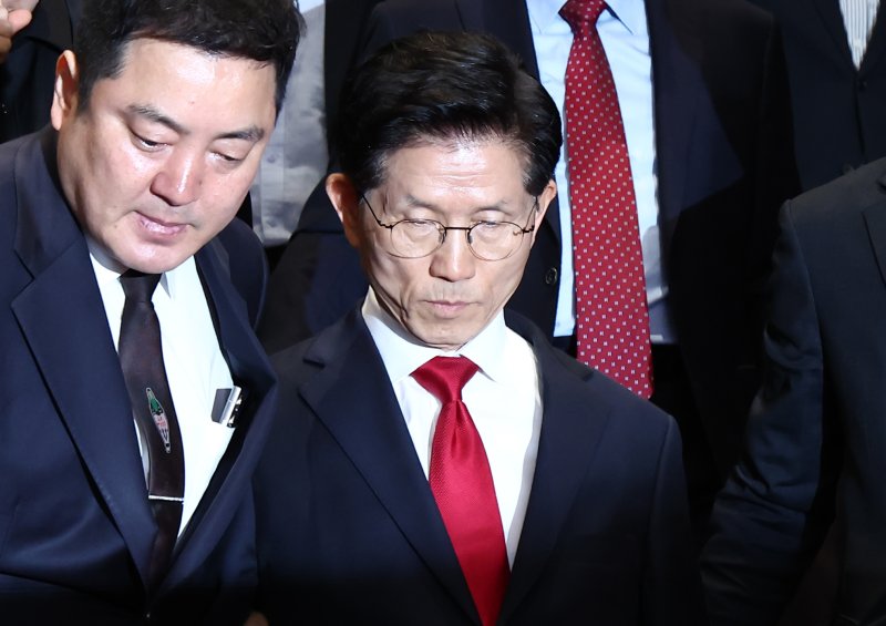 김문수 국민의힘 대통령 후보가 9일 오전 서울 여의도 국회에서 열린 의원총회에서 굳은 표정으로 나오자 권성동 원내대표가 김 후보를 따라 나서고 있다. 2025.5.9/뉴스1 ⓒ News1 김민지 기자