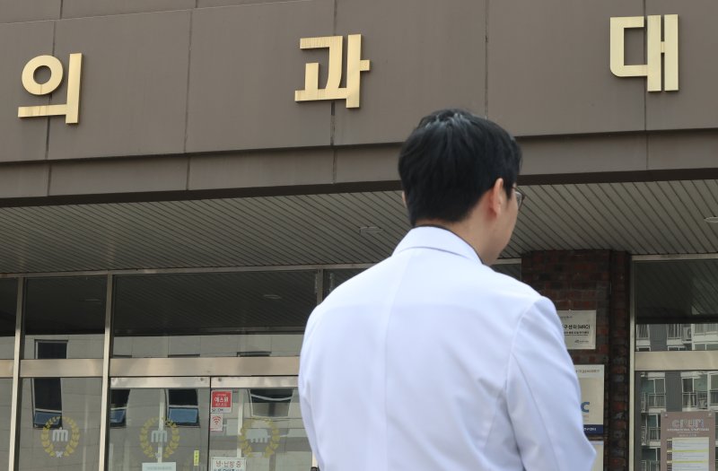 대전 중구 충남대학교 의과대학에서 열린 시스템 네트워크 염증 조절 연구센터(SNI-MRC) 개소식에 참석한 의료진들이 행사를 마치고 이동하고 있다. 2024.10.8/뉴스1 ⓒ News1 김기태 기자