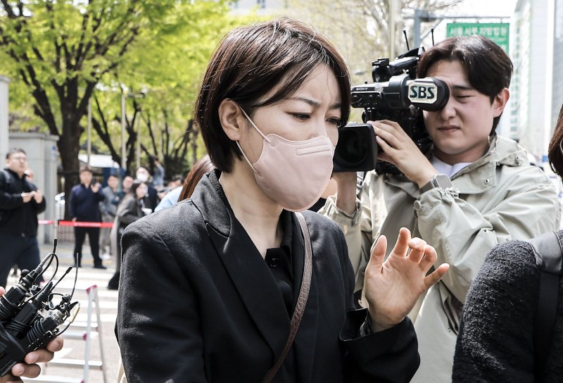 [서울=뉴시스] 정병혁 기자 = 음주운전 및 불법 숙박업 혐의로 재판에 넘겨진 문재인 전 대통령의 딸 문다혜 씨가 지난달 17일 서울 마포구 서울서부지방법원에서 열린 1심 선고기일을 마친 뒤 법원을 나오고 있다. 이날 서울서부지법 형사5단독 김형석 부장판사는 도로교통법상 음주운전·공중위생관리법 위반 혐의로 기소된 문다혜씨에게 벌금 1500만원을 선고했다. 2025.05.10. jhope@newsis.com