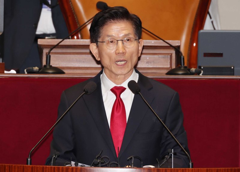 [서울=뉴시스] 조성봉 기자= 김문수 국민의힘 대선후보가 9일 서울 여의도 국회에서 열린 의원총회에서 발언을 하고 있다. 2025.05.09. suncho21@newsis.com