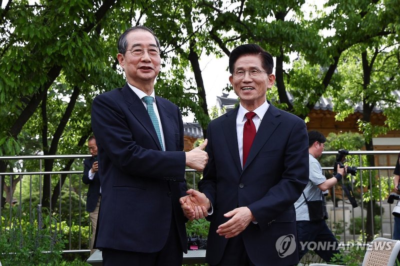 김문수-한덕수 기념 촬영 (출처=연합뉴스)