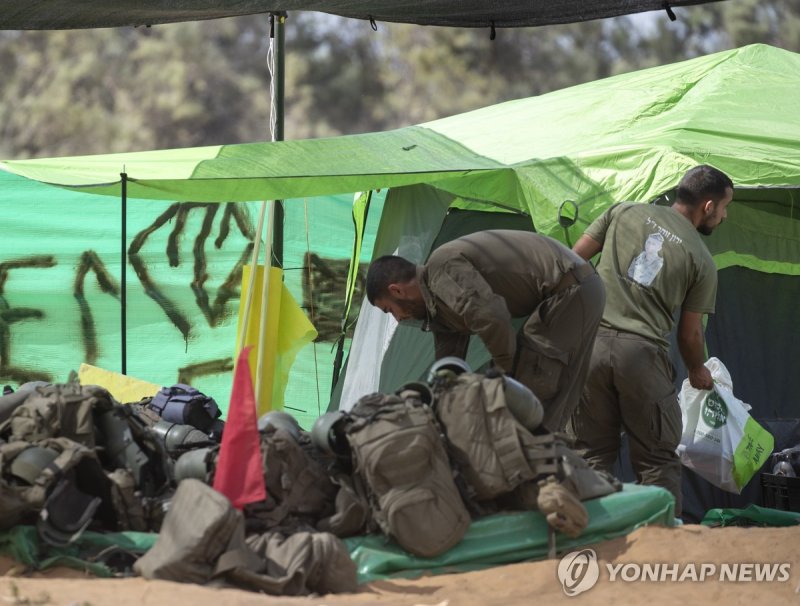 가자지구에서 군장 챙기는 이스라엘 군인들 (출처=연합뉴스)