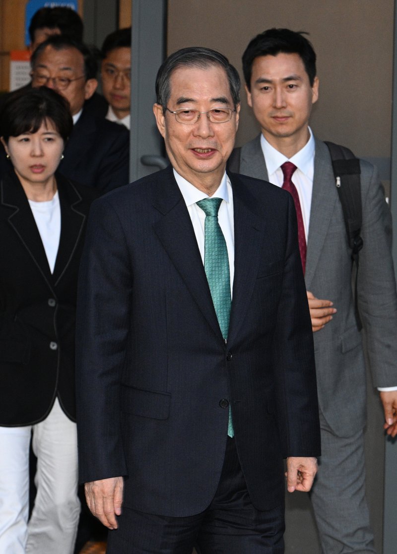 [서울=뉴시스] 고승민 기자 = 한덕수 무소속 대선 후보가 7일 서울 종로구 한 식당에서 김문수 국민의힘 대선 후보와 단일화 관련 회동을 마치고 이동하고 있다. (공동취재) 2025.05.07. photo@newsis.com