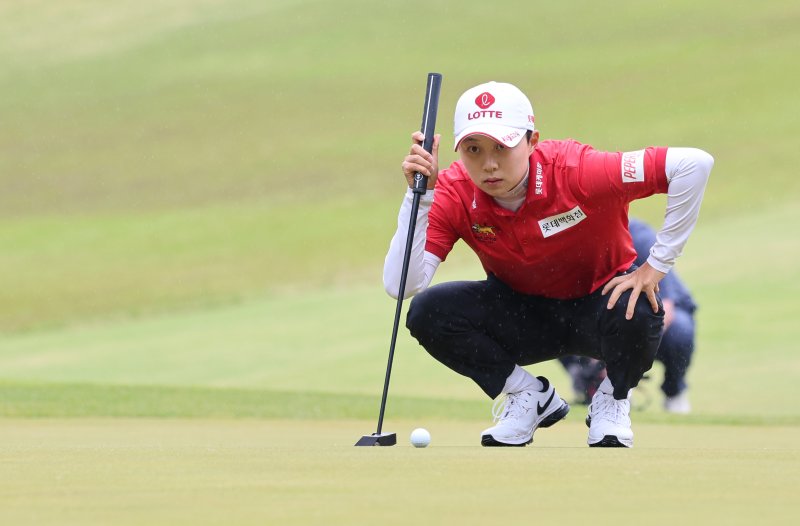 [고양=뉴시스] 전진환 기자 = 아람코 코리아 챔피언십 1라운드 경기가 열린 9일 경기도 고양시 뉴코리아 컨트리클럽에서 김효주가 1번홀 퍼팅에 앞서 그린을 살피고 있다. 2025.05.09. amin2@newsis.com