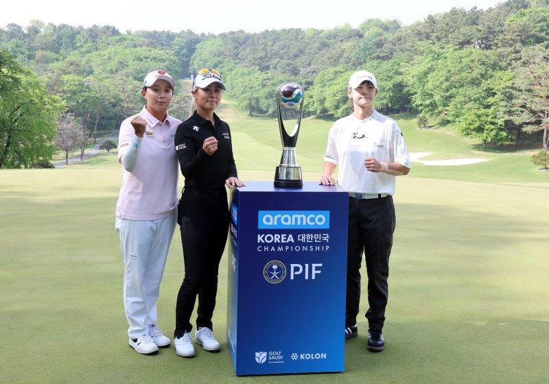 [고양=뉴시스] 전진환 기자 = 8일 오전 경기도 고양시 뉴코리아 컨트리클럽에서 열린 아람코 코리아 챔피언십 포토콜에서 김효주(왼쪽부터), 박성현이 포즈를 취하고 있다. 2025.05.08. amin2@newsis.com