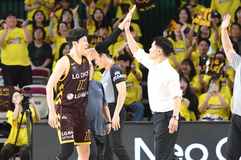5일 경남 창원체육관에서 열린 '2024-25 KCC 프로농구 챔피언결정전 3차전' 창원 LG 세이커스와 서울 SK 나이츠의 경기, 창원 LG 조상현 감독이 허일영과 하이파이브를 하고 있다. (KBL 제공, 재판매 및 DB금지)