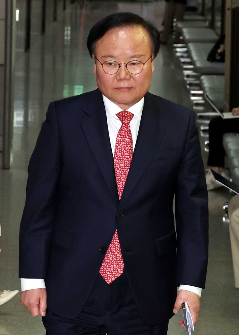 [서울=뉴시스] 조성봉 기자 = 김문수 국민의힘 대선후보 측 김재원 비서실장이 9일 오후 서울 여의도 국회에서 열린 '김문수-한덕수 대선후보 측 단일화 협상'에 참석하고 있다. 2025.05.09. suncho21@newsis.com