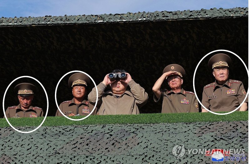 김정은과 나란히 선 '러시아 파견 북한군 장성 3명' (출처=연합뉴스)
