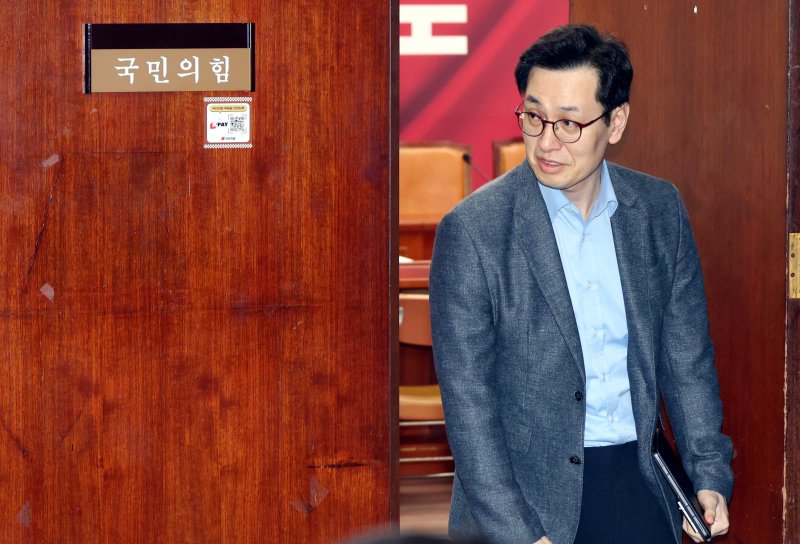 [서울=뉴시스] 조성봉 기자 = 한덕수 무소속 대선후보 측 손영택 전 국무총리 비서실장이 9일 오후 서울 여의도 국회에서 '김문수-한덕수 대선후보 측 단일화 협상'을 마치고 밖으로 나서고 있다. 2025.05.09. suncho21@newsis.com