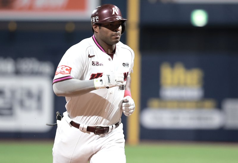 [서울=뉴시스] 정병혁 기자 = 9일 서울 구로구 고척스카이돔에서 열린 2025 KBO리그 한화 이글스 대 키움 히어로즈의 경기, 4회말 무사 주자없는 상황 키움 푸이그가 솔로 홈런을 친 뒤 그라운드를 돌고 있다. 2025.05.09. jhope@newsis.com