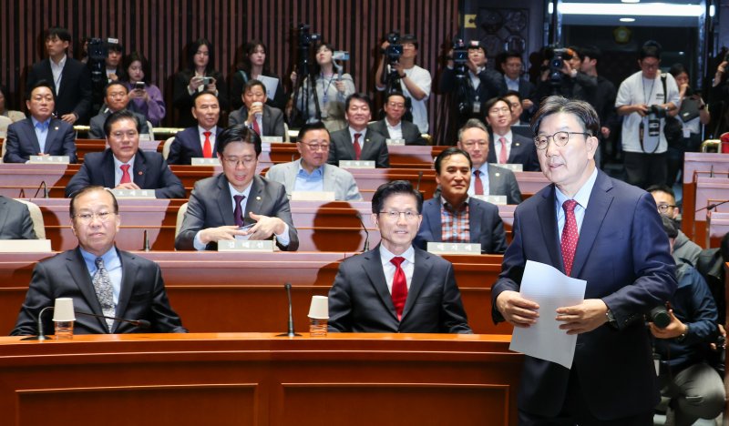 권성동 국민의힘 원내대표가 9일 서울 여의도 국회에서 열린 의원총회에서 인사말을 하기 위해 단상으로 향하고 있다. 앞줄 왼쪽부터 권영세 비대위원장, 김문수 대통령 후보. 2025.5.9/뉴스1 ⓒ News1 안은나 기자