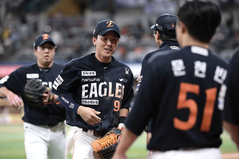 [서울=뉴시스] 정병혁 기자 = 9일 서울 구로구 고척스카이돔에서 열린 2025 KBO리그 한화 이글스 대 키움 히어로즈의 경기, 7회말 2사 1, 3루 상황 키움 김태진 땅볼 때 타구를 잡아 처리한 한화 2루수 황영묵이 덕아웃으로 향하며 기뻐하고 있다. 2025.05.09. jhope@newsis.com