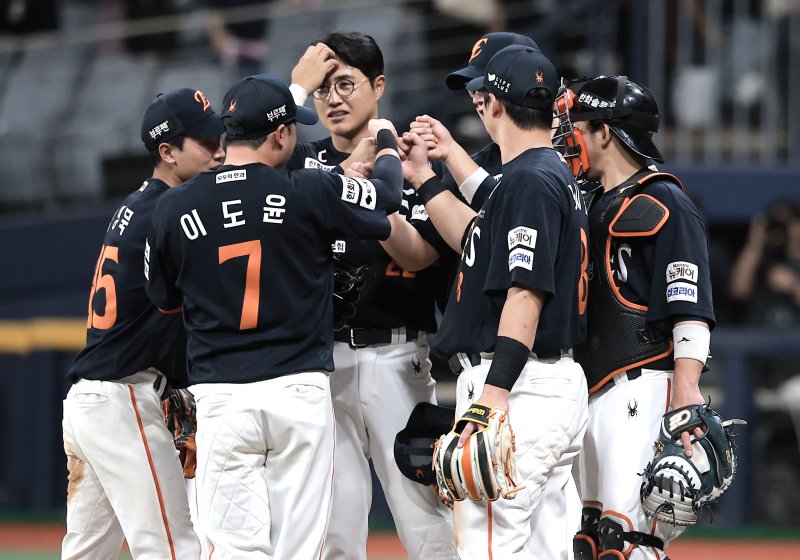 [서울=뉴시스] 정병혁 기자 = 9일 서울 구로구 고척스카이돔에서 열린 2025 KBO리그 한화 이글스 대 키움 히어로즈의 경기, 7-5로 승리한 한화 선수들이 기뻐하고 있다. 2025.05.09. jhope@newsis.com