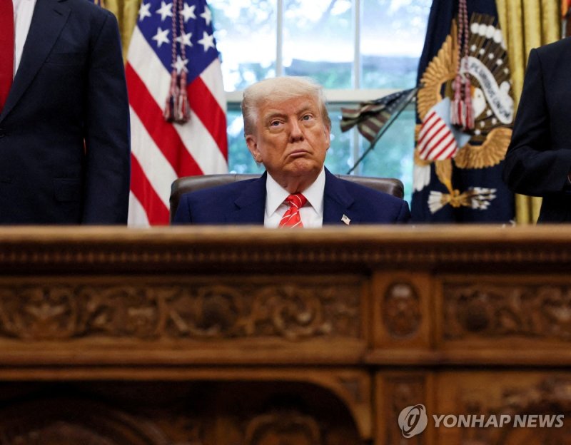 집무실의 트럼프 대통령 (출처=연합뉴스)