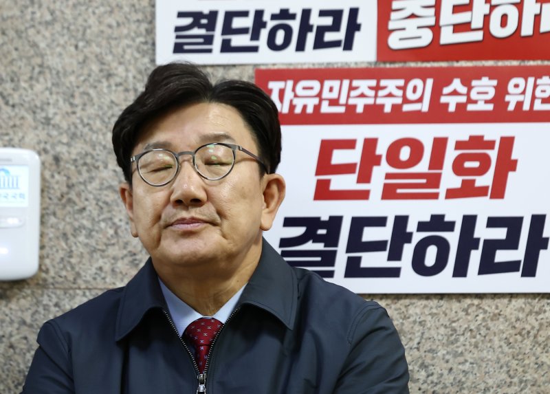 김문수 국민의힘 대통령 후보에게 단일화 약속을 촉구하며 단식농성 중인 권성동 원내대표가 9일 오후 서울 여의도 원내대표실 앞 농성장에서 굳은 표정을 하고 있다. 2025.5.9/뉴스1 ⓒ News1 김민지 기자