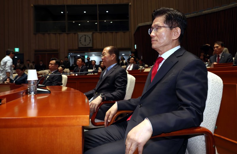 [서울=뉴시스] 조성봉 기자= 김문수 국민의힘 대선후보가 9일 서울 여의도 국회에서 열린 의원총회에서 권성동 원내대표의 발언을 듣고 있다. 2025.05.09. suncho21@newsis.com