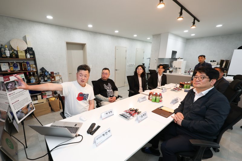 [세종=뉴시스] 권재한 농촌진흥청장이 9일 충남 예산군에 위치한 양돈 선도 농가를 방문해 현대화 시설과 운영 상황을 살펴보고 양돈 농가의 애로사항을 청취하고 있다. (사진=농촌진흥청 제공) *재판매 및 DB 금지