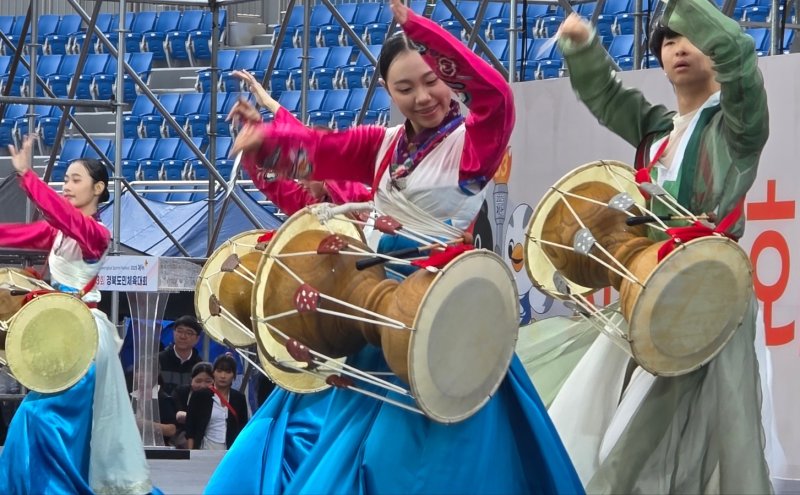 9일 오후 경북 김천종합운동장에서 열린 제63회 경북도민체전 개회식에서 김천국악단이 공연을 펼치고 있다. 2025.5.9/뉴스1 ⓒ News1 정우용 기자