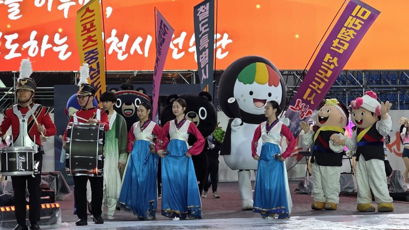 9일 오후 경북 김천종합운동장에서 열린 제63회 경북도민체전 개회식에서 김천시 선수단이 입장하고 있다. 2025.5.9/뉴스1 ⓒ News1 정우용 기자