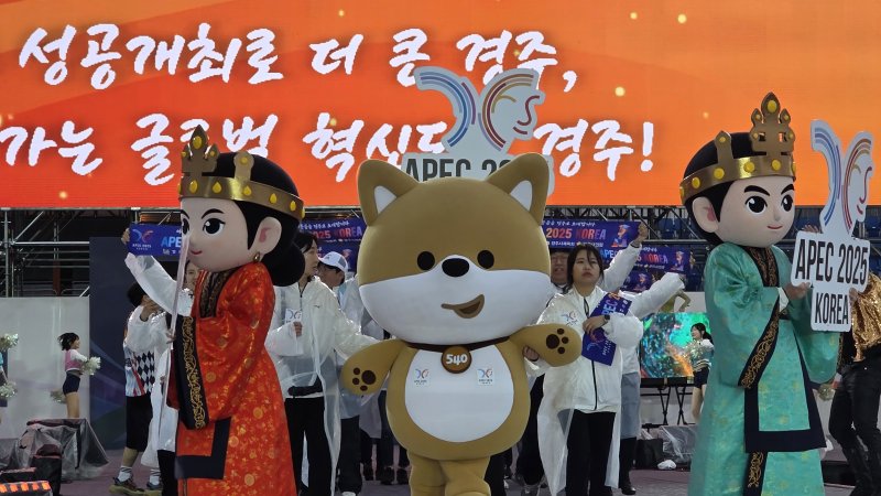 9일 오후 경북 김천종합운동장에서 열린 제63회 경북도민체전 개회식에서 경주시 선수단이 입장하고 있다. 2025.5.9/뉴스1 ⓒ News1 정우용 기자
