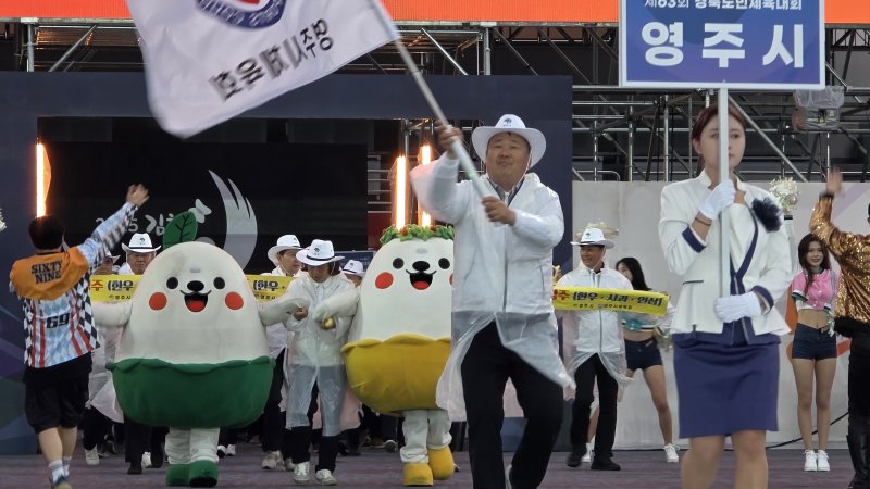 9일 오후 경북 김천종합운동장에서 열린 제63회 경북도민체전 개회식에서 영주시 선수단이 입장하고 있다. 2025.5.9/뉴스1 ⓒ News1 정우용 기자