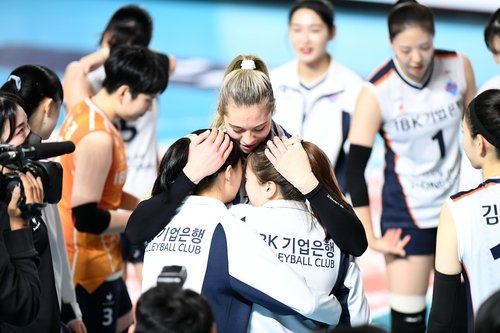 고별전을 마친 후 기업은행 선수들과 포옹하는 라셈(중앙) (출처=연합뉴스)