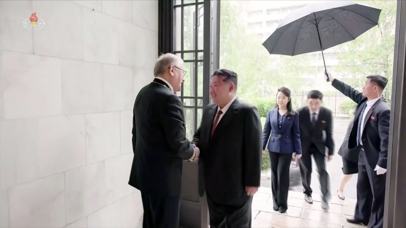 [서울=뉴시스] 김정은 북한 국무위원장이 러시아 전승절 80주년을 맞아 9일 평양 러시아 대사관을 방문했다고 조선중앙TV가 보도하고 있다. 뒤쪽에 딸 주애가 보인다. (사진=조선중앙TV 캡처) 2025.05.09. photo@newsis.com *재판매 및 DB 금지